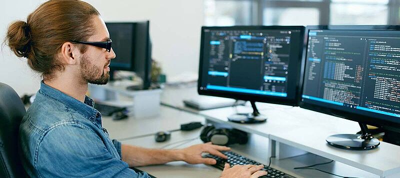 Senior TYPO3 CMS Developer/-in Webdeveloper arbeitet im Office