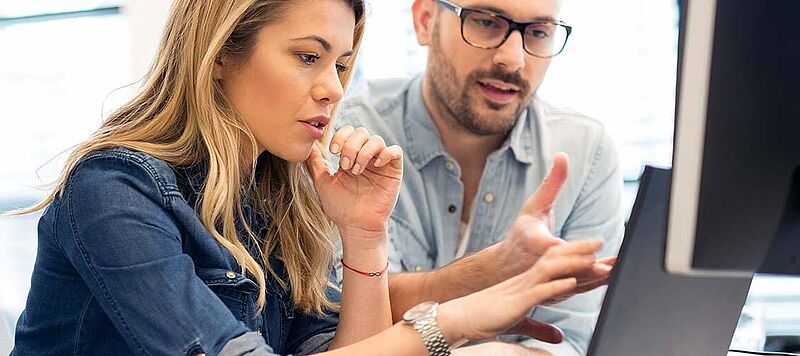 B2B Marketing und Vertrieb - Potenziale der Zusammenarbeit nutzen und optimieren Vertriebs- und Marketingverantwortliche tauschen sich am Arbeitsplatz aus
